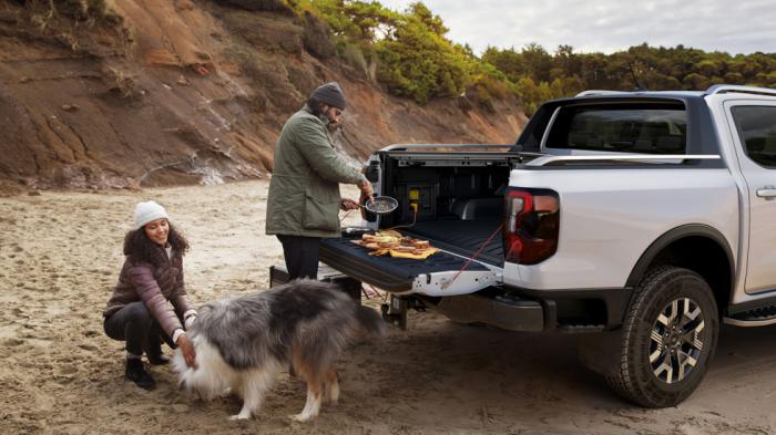 Η πίσω πόρτα του νέου Ford Ranger PHEV είναι πολύ-εργαλείο! 